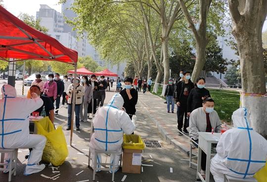 郑州市院校社区开展全员核酸检测（资料图）