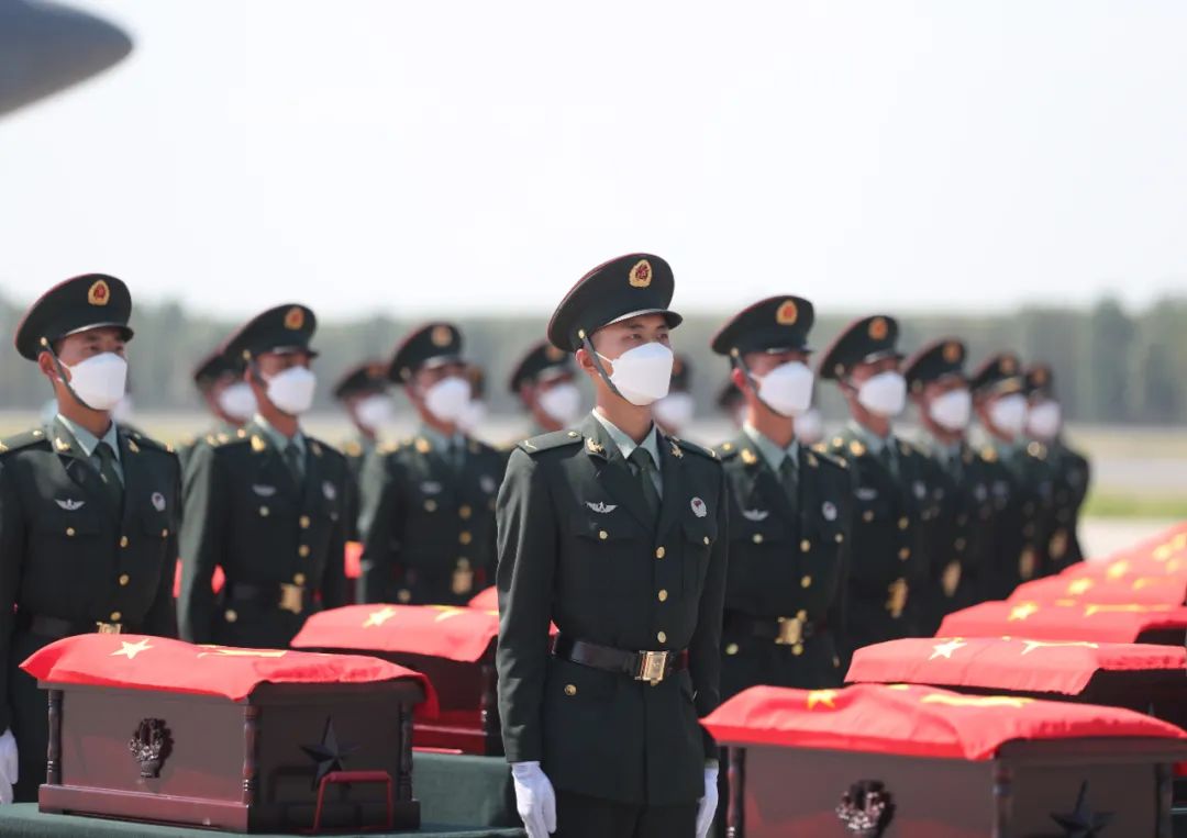 2021年9月2日，第八批在韩志愿军烈士遗骸迎回仪式在沈阳桃仙国际机场举行。109位志愿军烈士英灵及1226件相关遗物回到祖国怀抱。曹舒昊摄
