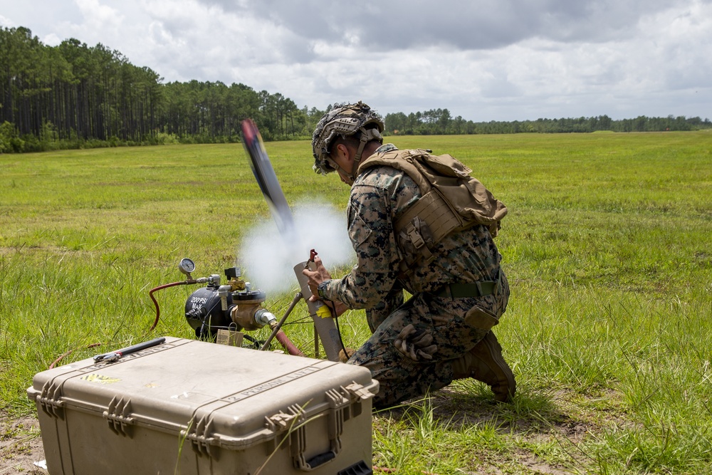 2021年7月7日，北卡罗来纳州勒琼营，一名美军士兵正发射一枚“弹簧刀”巡飞弹 图自美国《空军杂志》网站