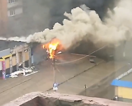 顿涅茨克遭炮击 一超市起火