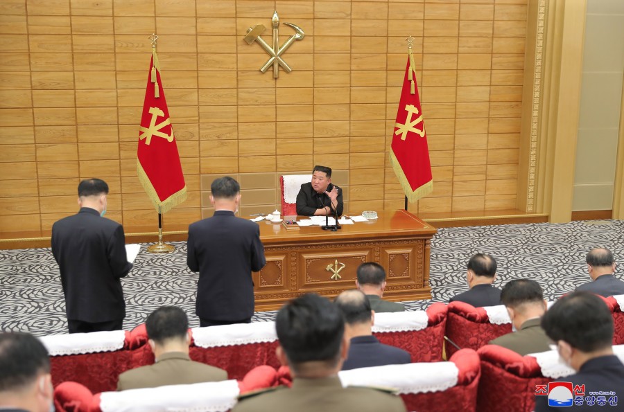 金正恩15日出席朝鲜劳动党中央委员会政治局紧急协商会（朝中社）