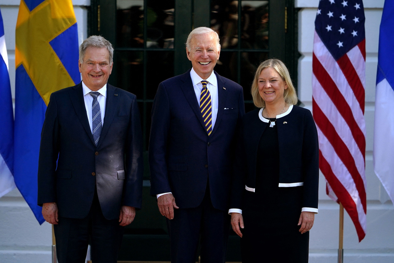 当地时间5月19日，美国总统拜登（中）欢迎芬兰总统尼尼斯托（左）和瑞典首相安德松（右）到访白宫。