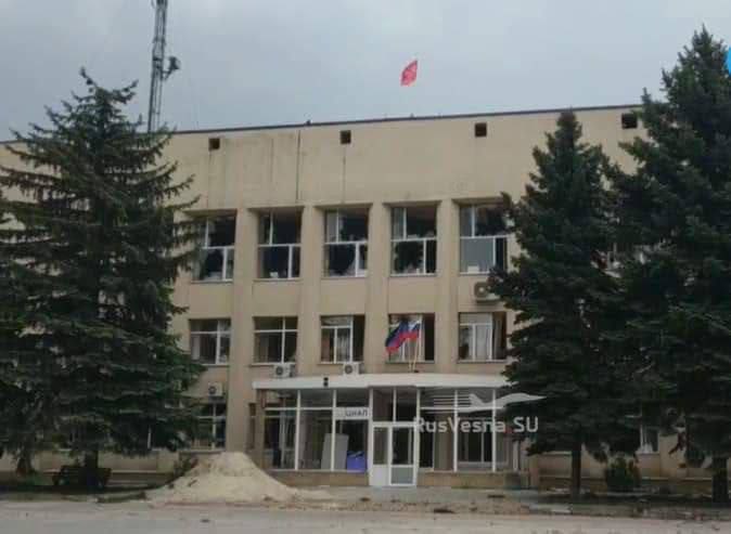 联军在红利曼市议会大楼上悬挂了胜利旗、顿涅茨克旗帜与俄罗斯国旗 图片来源：社交媒体
