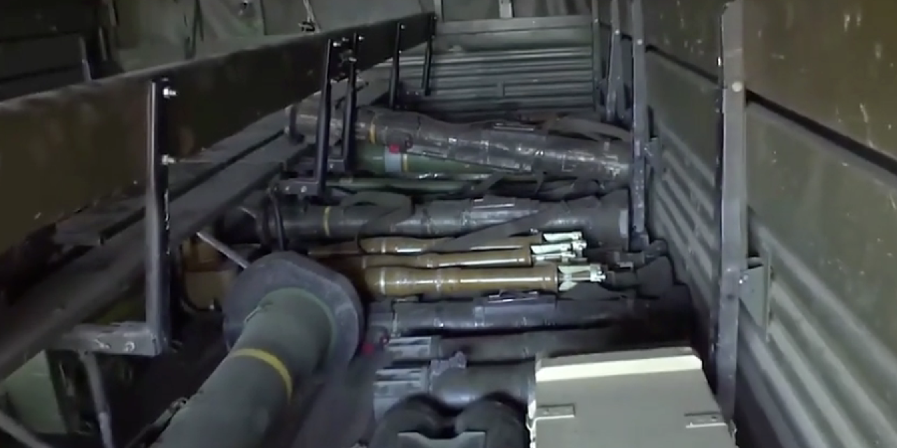 ↑俄国防部发布的视频显示，俄军从乌军手中缴获了大量武器