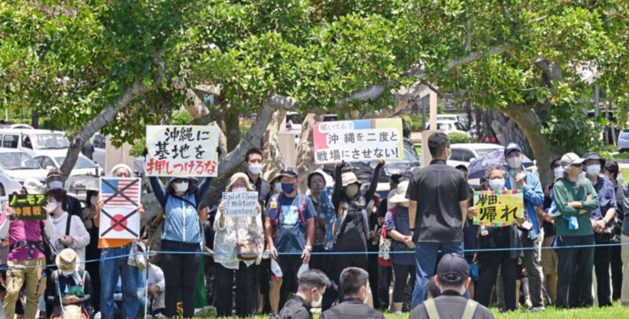 岸田当天在仪式上致辞时，现场有大量民众对其表示抗议