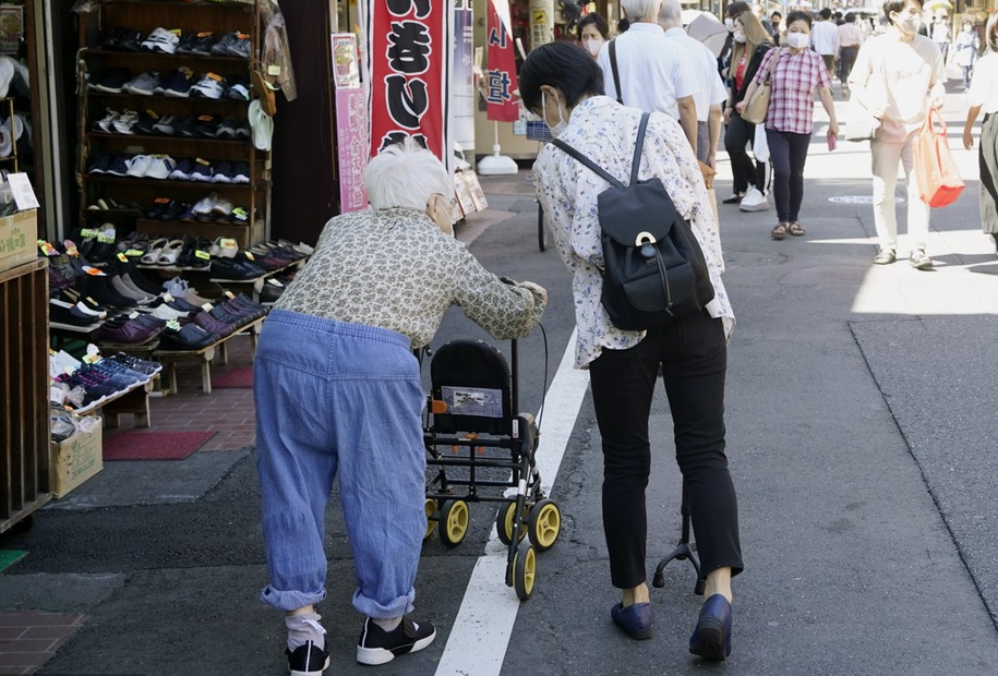 日本老人走在街上（资料图）