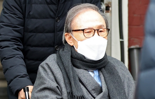 2月10日，李明博被移送至安养监狱。图片来源：韩联社