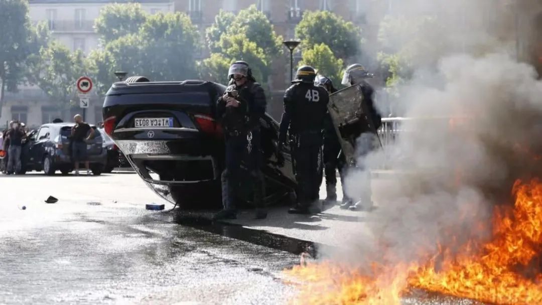 ·法国出租车司机纵火抗议优步的经济模式。