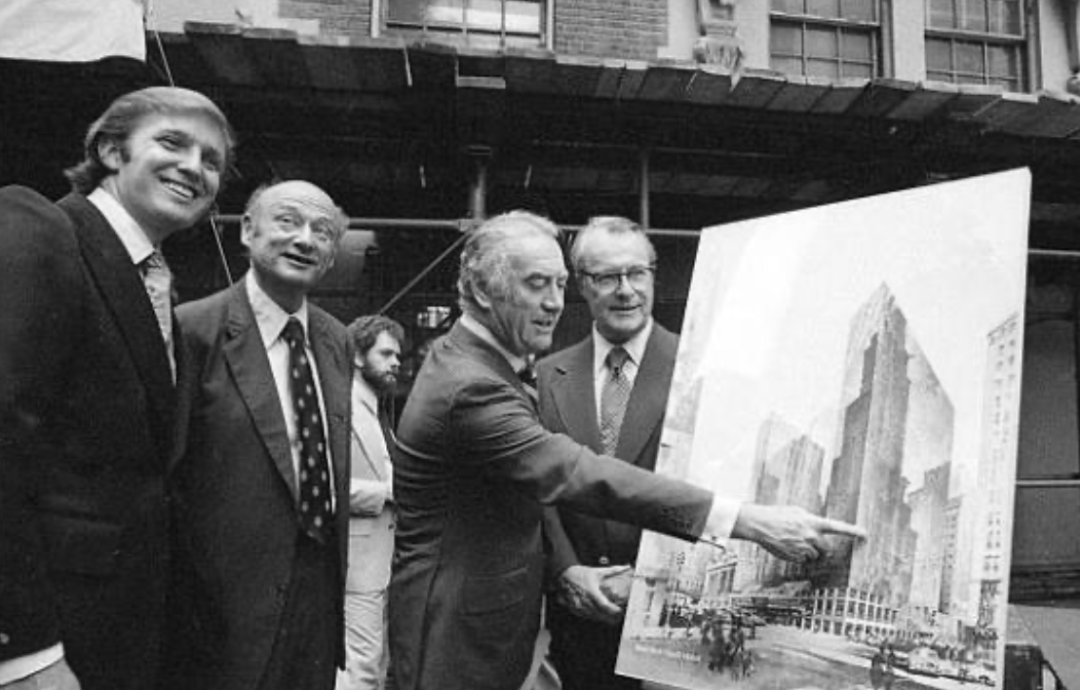  ·那是特朗普在曼哈顿拥有的第一家酒店。图为1978年，特朗普（左一）和时任纽约州州长休·凯里（右二）在看酒店设计概念图。