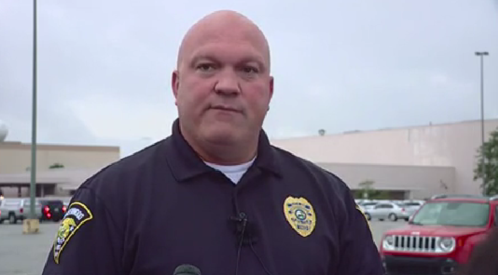 美国警官介绍印第安纳州商场枪击案情况