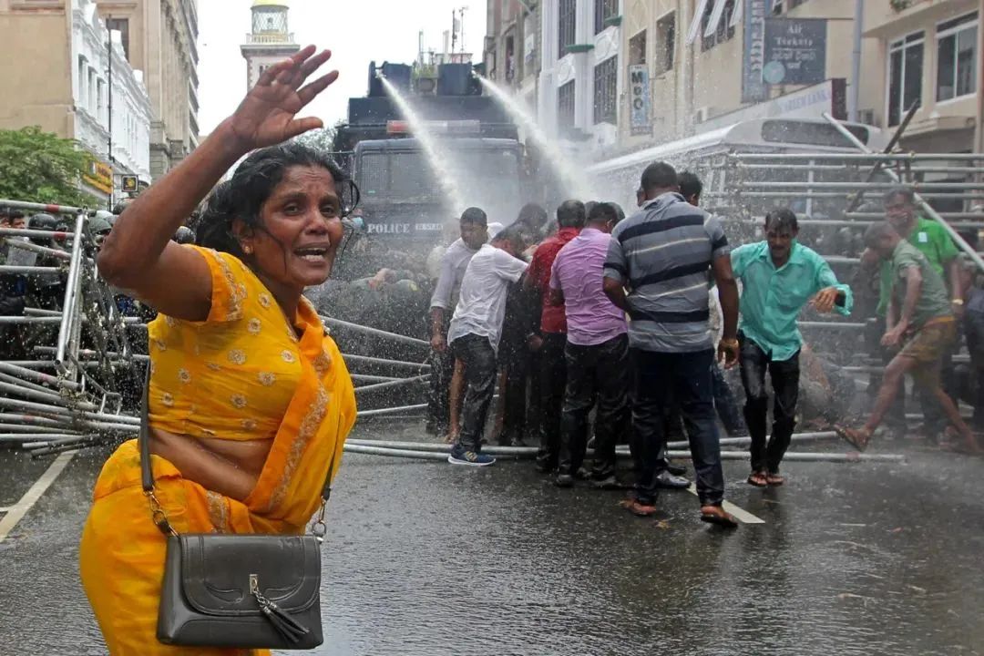 当地时间2022年7月6日，斯里兰卡科伦坡，警察用水枪驱散参加反政府抗议活动的农民，由于该国持续的经济危机，抗议活动要求斯里兰卡总统戈塔巴雅·拉贾帕克萨辞职。（图|视觉中国）