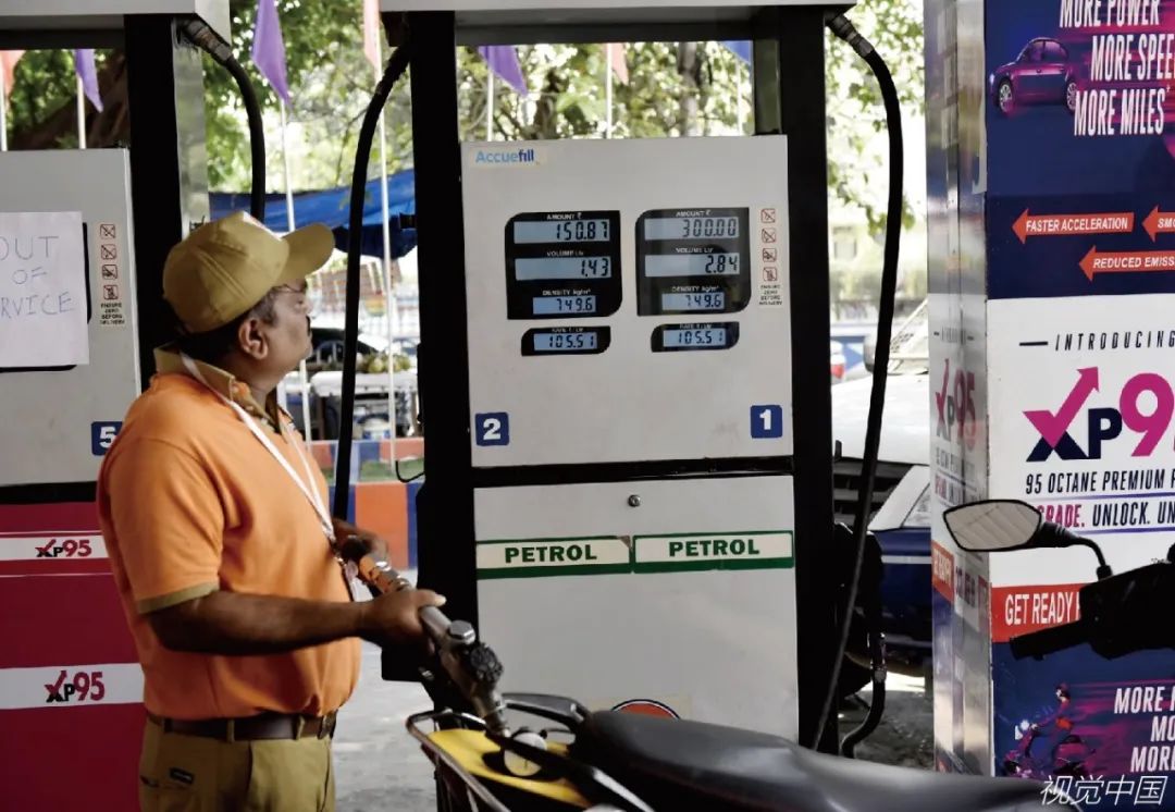 当地时间2022年3月22日，印度加尔各答，印度最大的燃料零售商提高了汽油和柴油价格，引发了通胀担忧。