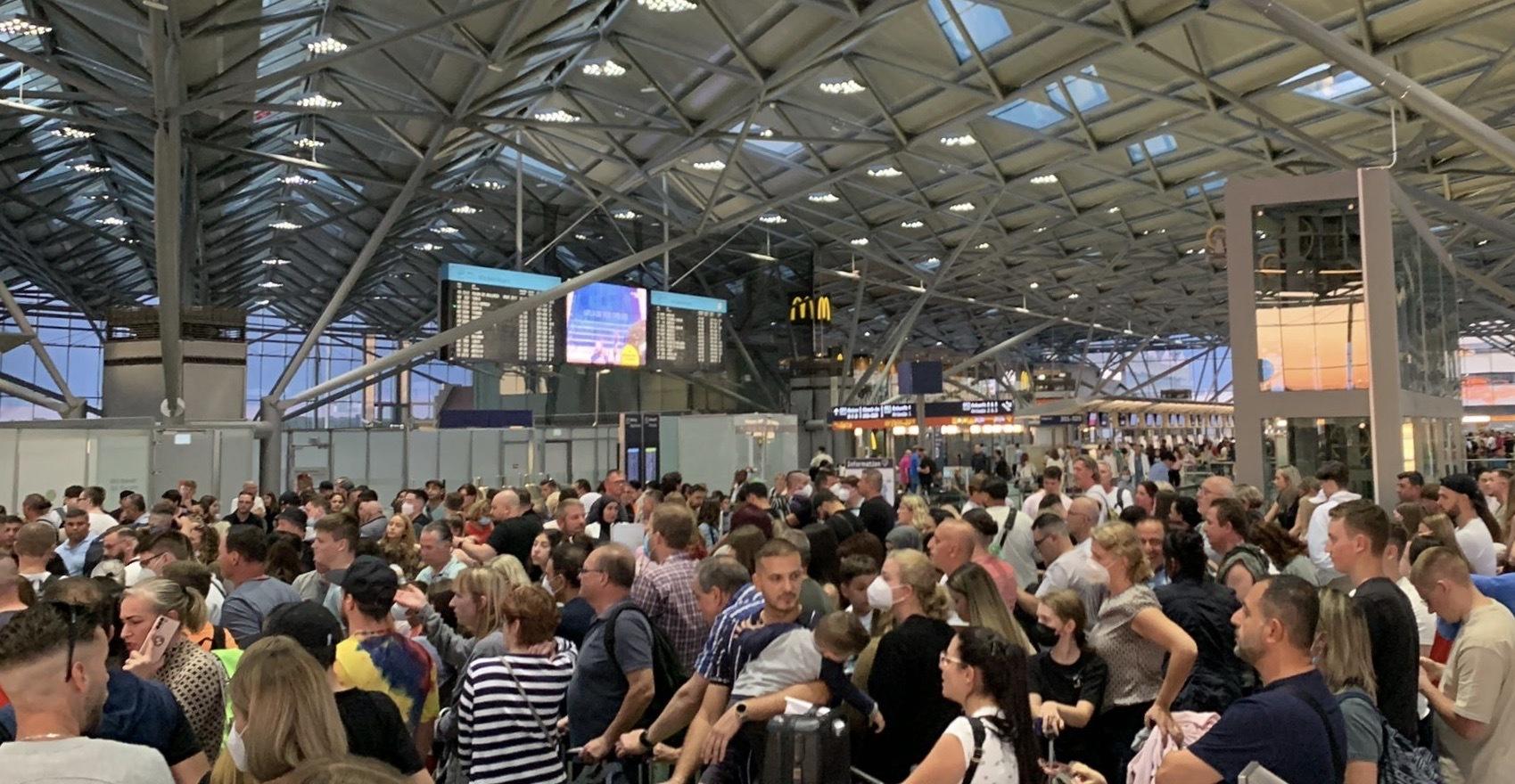 ↑7月3日，大批乘客在科隆-波恩机场值机柜台前排长队