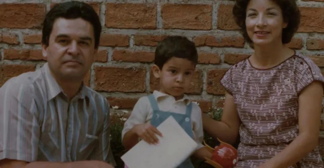 ·卡马雷纳（左一）和家人的合照。