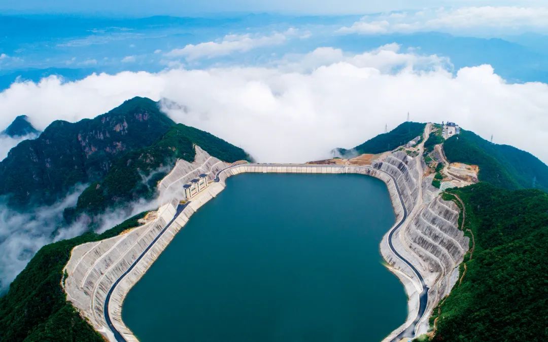 6月29日，位于浙江湖州市安吉县境内的长龙山抽水蓄能电站上水库。图/新华