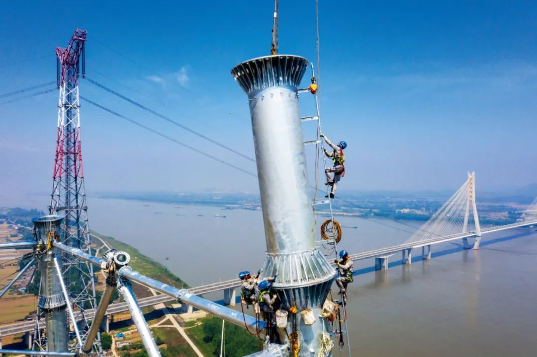 5月25日，安徽送变电工程有限公司施工人员在长江大跨越施工现场作业。图/新华