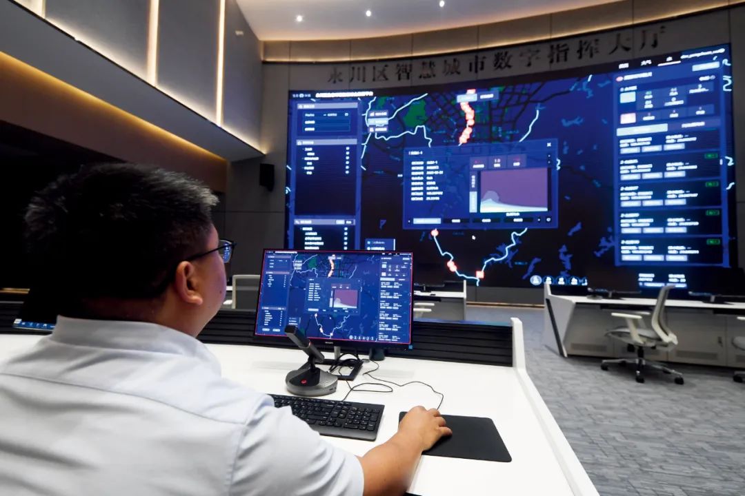 5月7日，在重庆市永川区智慧城市数字指挥大厅，工作人员利用生态环境智慧综合监管平台进行监测、分析。图/新华