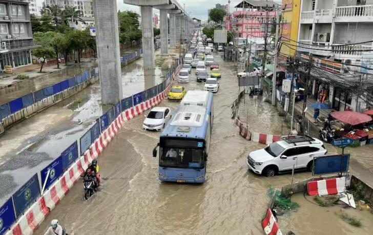 泰国首都曼谷遭遇数十年来最强降雨