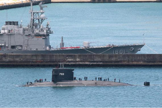 准备出海参加演习的台海军潜艇和护卫舰
