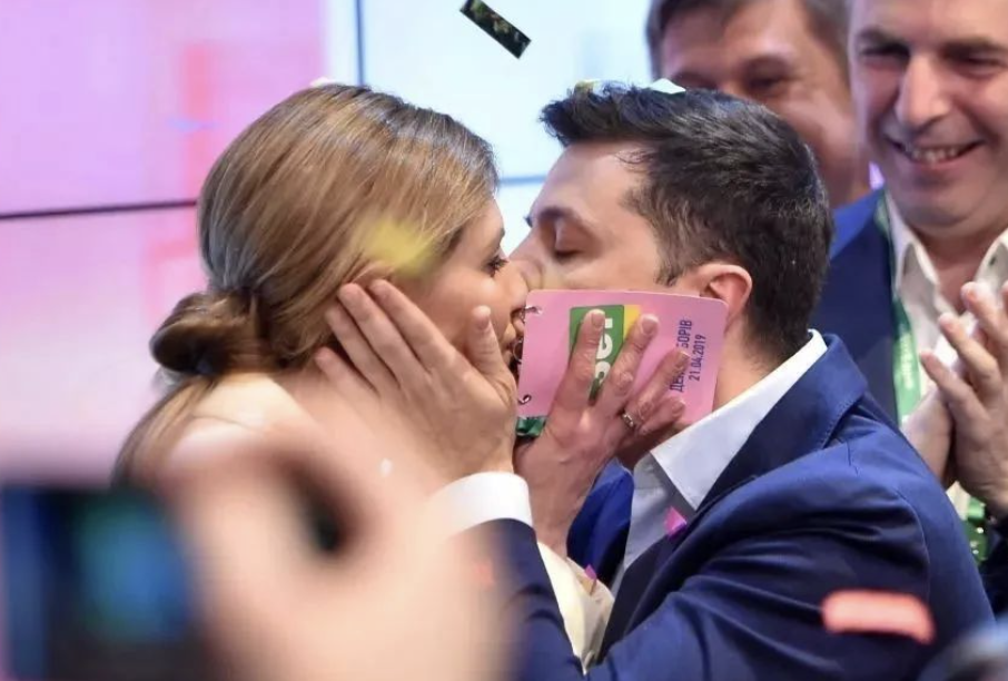 ·泽连斯基当选总统时，在现场拥吻妻子。