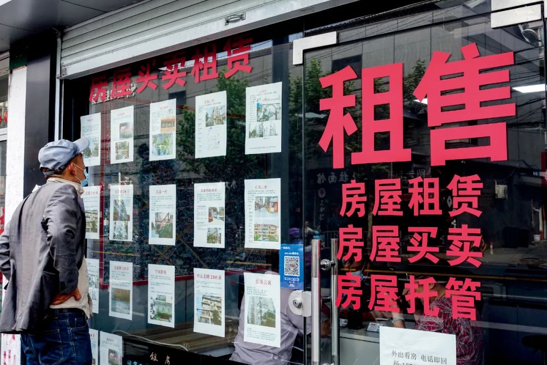 6月16日，上海市一家房产中介公司橱窗内的房屋租售信息。图/IC