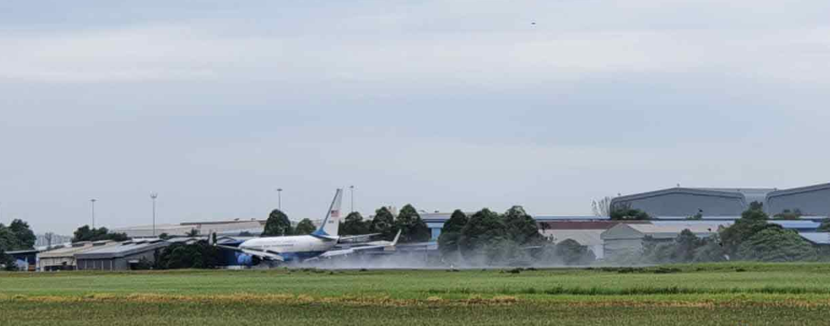 佩洛西专机抵达马来西亚 在空军基地降落画面曝光