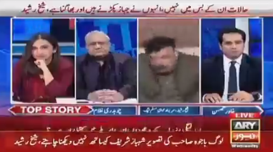 4日，巴基斯坦前内政部长谢赫·拉希德·艾哈迈德（左三）在电视直播中“吐口水” 视频截图