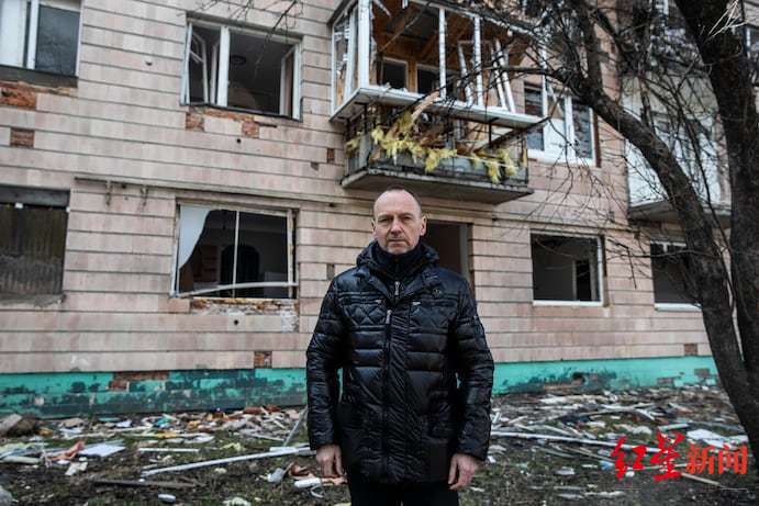 ▲4月，切尔尼戈夫市市长阿特罗申科站在被毁坏的建筑物前