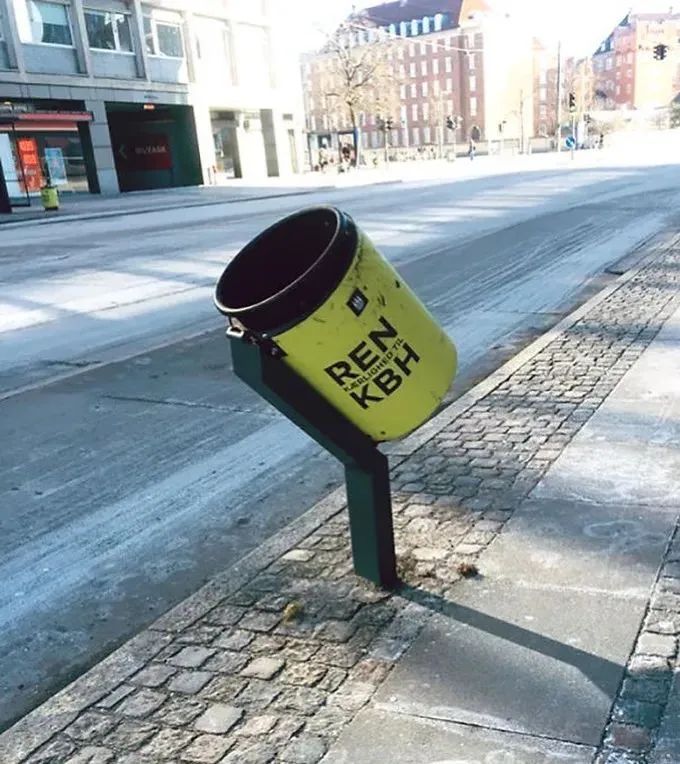 ·丹麦街头的45度倾角垃圾桶。