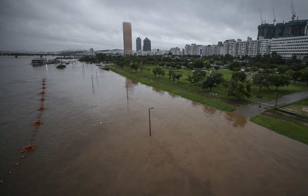 韩国首都圈暴雨已致8死 尹锡悦召开防汛工作紧急会议