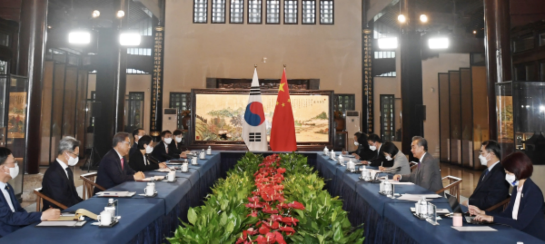 8月9日，王毅同韩国外长朴振举行会谈 图：外交部网站