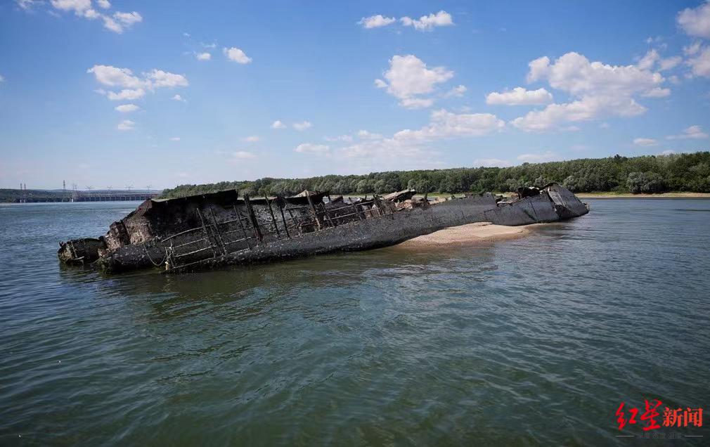 ↑多瑙河水位下降让二战时期沉没的德国战舰露出水面 