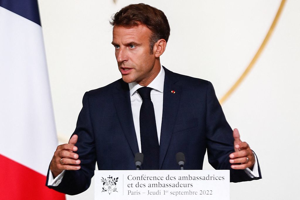 9月1日，法国巴黎，法国总统马克龙在爱丽舍宫举行的法国驻外使节会议上发表演讲。（视觉中国）