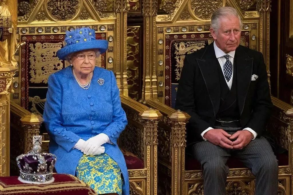 ·英国女王伊丽莎白二世（左）和查尔斯王子。