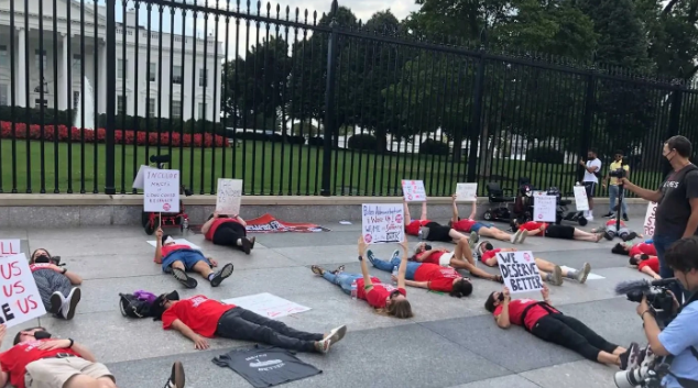 ·当地时间9月19日，美国“长新冠”患者躺在白宫外抗议。
