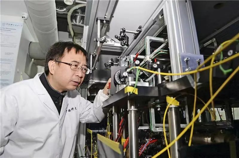 量子卫星首席科学家潘建伟院士在中国科大量子存储实验室中了解科研情况（摄于2017年4月）（图|人民视觉）
