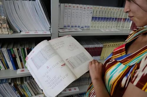 ▲塔吉克斯坦杜尚别，一名女子在塔吉克斯坦国家图书馆内的“中国厅”阅读书籍。新华社记者刘红霞摄