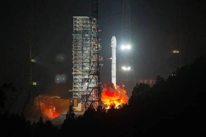 ▲2017年12月11日零时40分，中国在西昌卫星发射中心用长征三号乙运载火箭，成功将阿尔及利亚一号通信卫星发射升空，卫星进入预定轨道，发射任务获得圆满成功。新华社记者琚振华摄