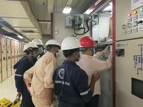 ▲中斯检修维护人员在斯里兰卡普特拉姆燃煤电站工作。新华社发
