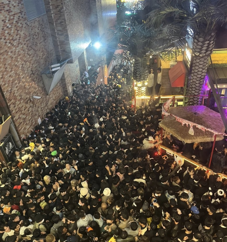 10月29日晚间，在首尔市龙山区梨泰院洞哈密尔顿酒店附近，民众挤在狭窄的小巷里。（图源：社交媒体截图）