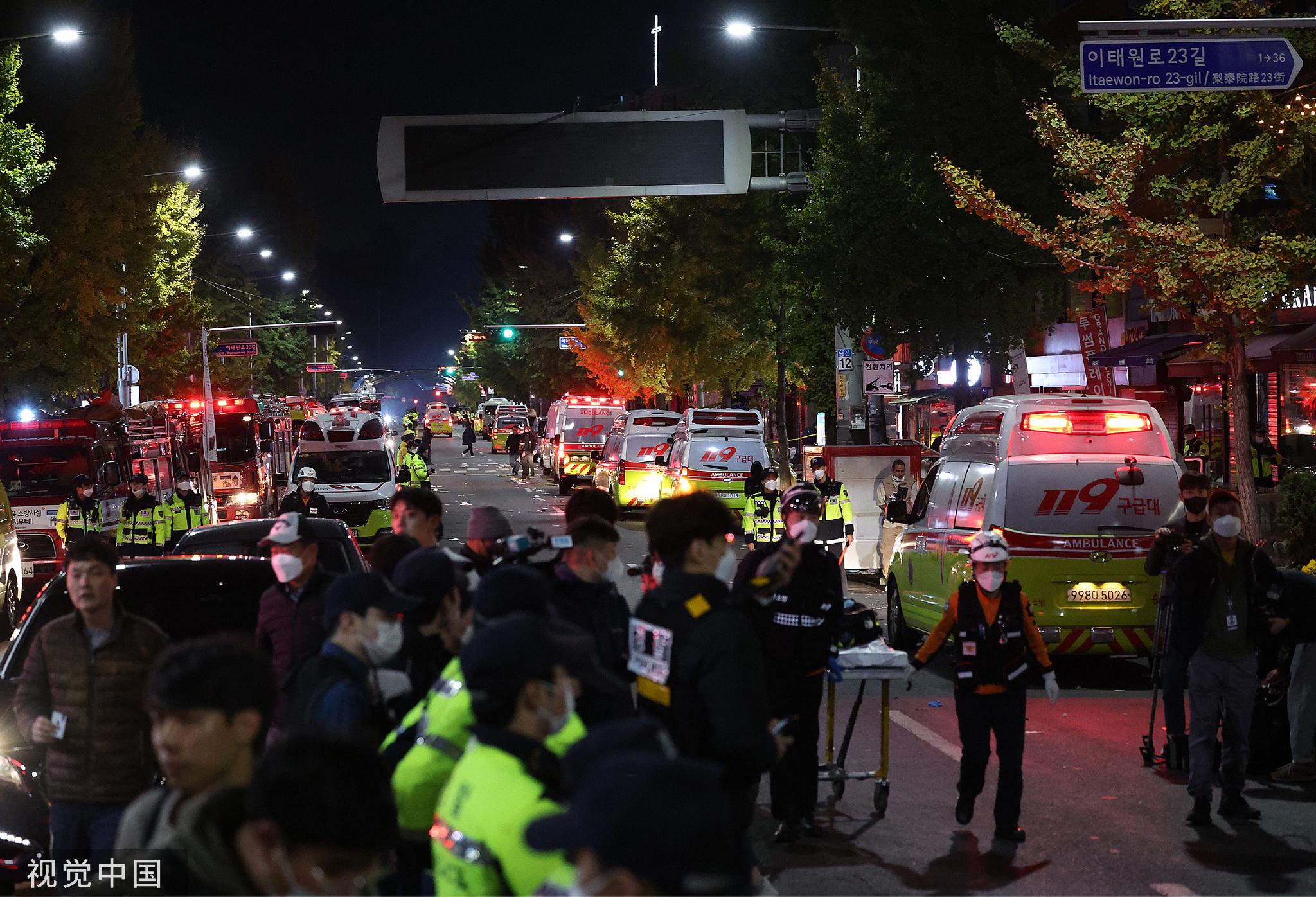 当地时间2022年10月30日，韩国首尔，救护车聚集在梨泰院踩踏事故现场。（图源：视觉中国）