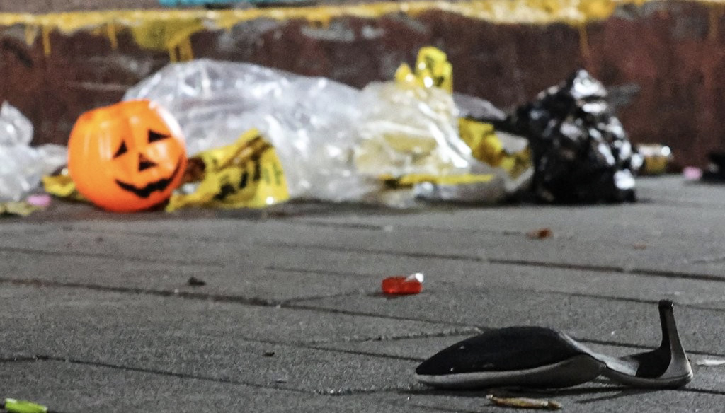 10月30日上午，在首尔黎泰院洞踩踏事故现场，高跟鞋和万圣节南瓜小灯笼散落在街头上。（图源：社交媒体截图）