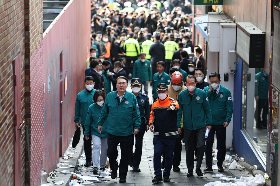 10月30日，韩国总统尹锡悦在首尔市梨泰院踩踏事故现场了解情况
