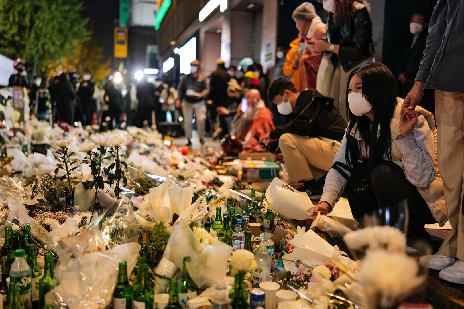 ↑11月1日，人们在梨泰院悼念万圣节踩踏事故中的遇难者。图据视觉中国