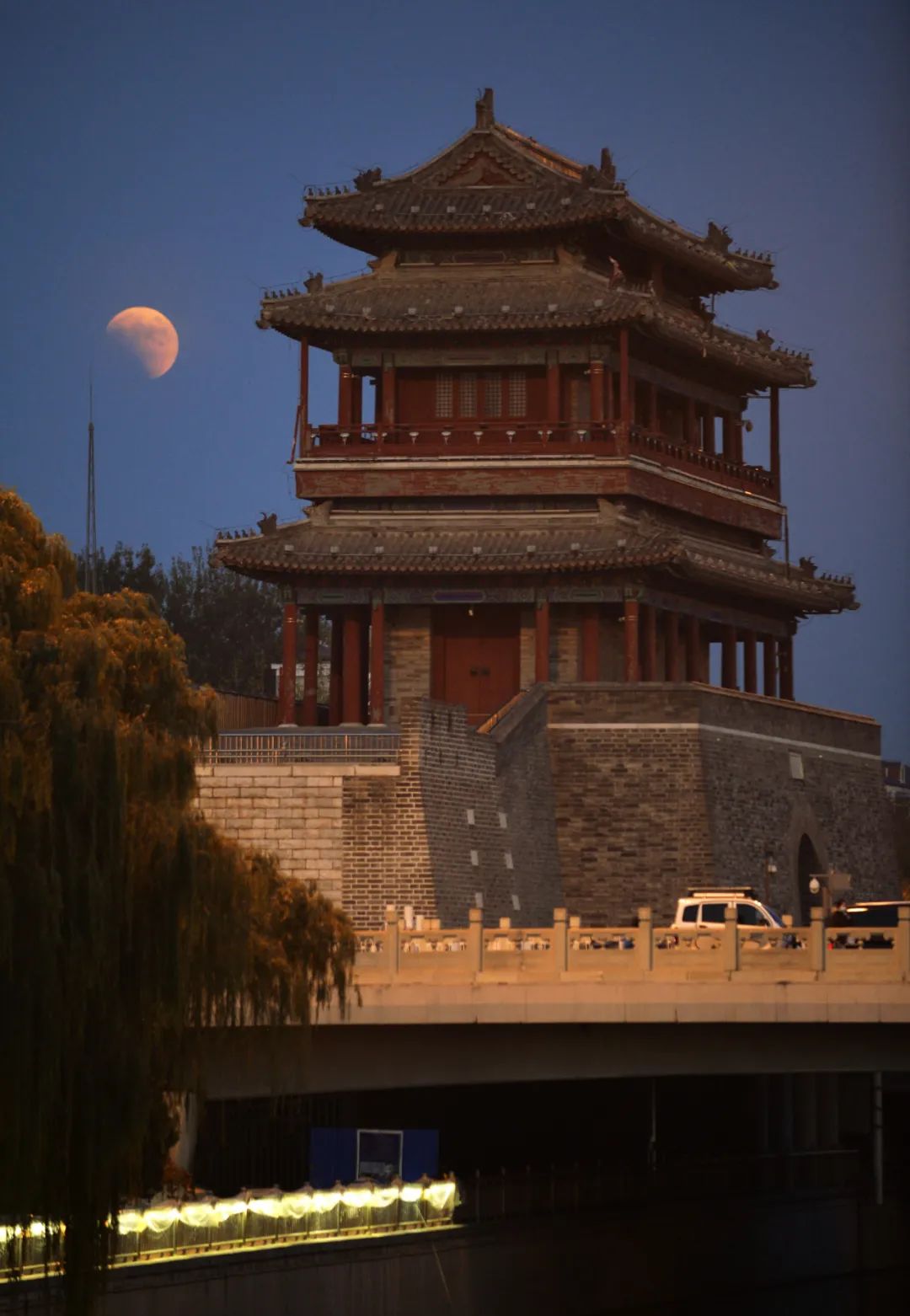 这是11月8日在北京永定门附近拍摄的月食。新华社记者 卢哲 摄