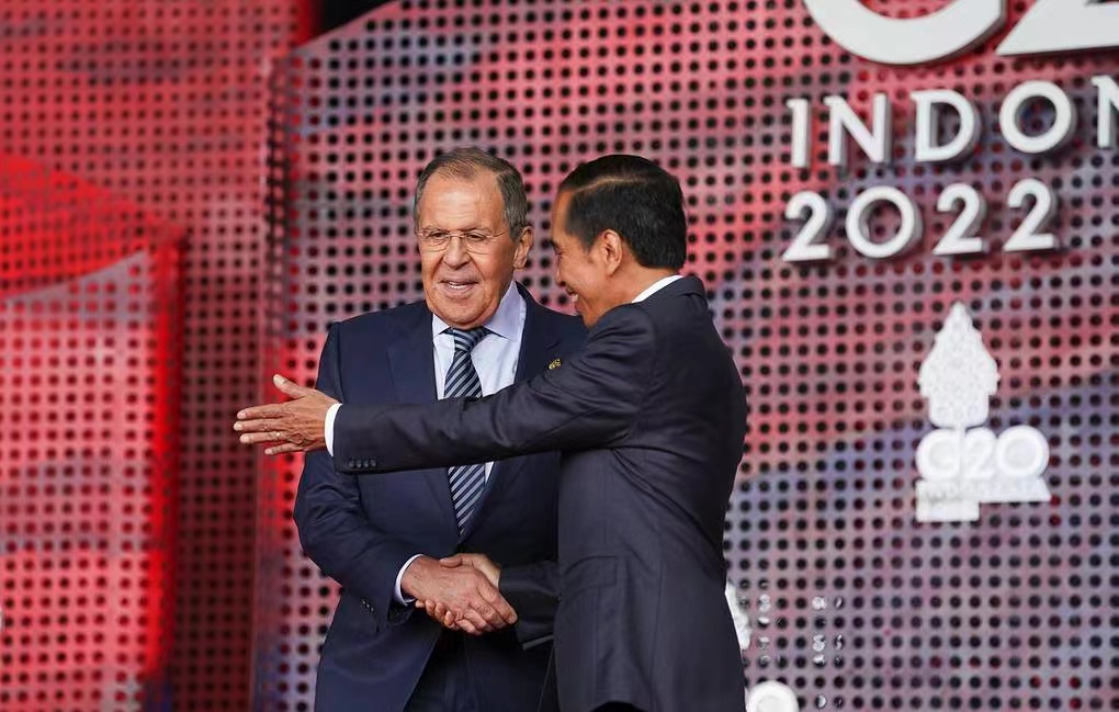 俄媒称拉夫罗夫抵达G20峰会举办地，并发布他与印尼总统握手照片