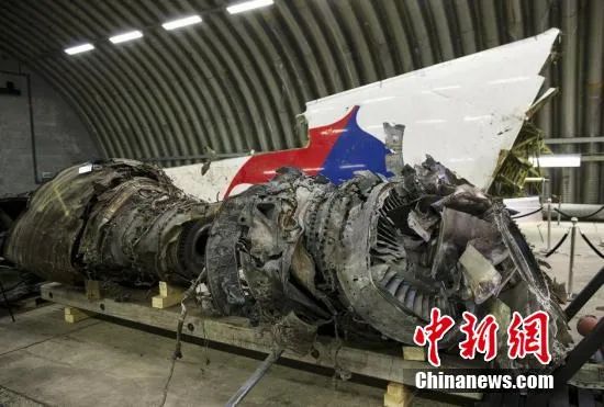 用坠毁的MH17碎片拼接而成的残缺机身