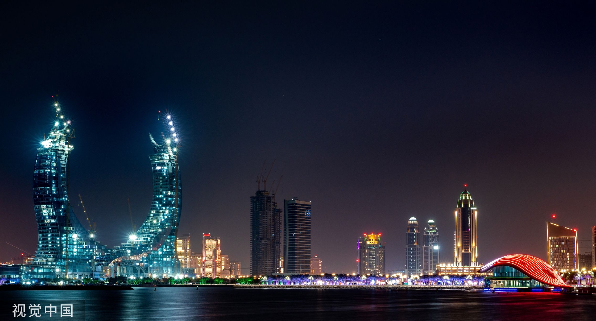 卢塞尔城市夜景 图/视觉中国