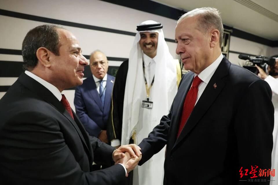 ↑当地时间22日，土耳其总统埃尔多安（前左）和埃及总统塞西（前右）一同出席世界杯开幕活动，并于媒体前同框握手