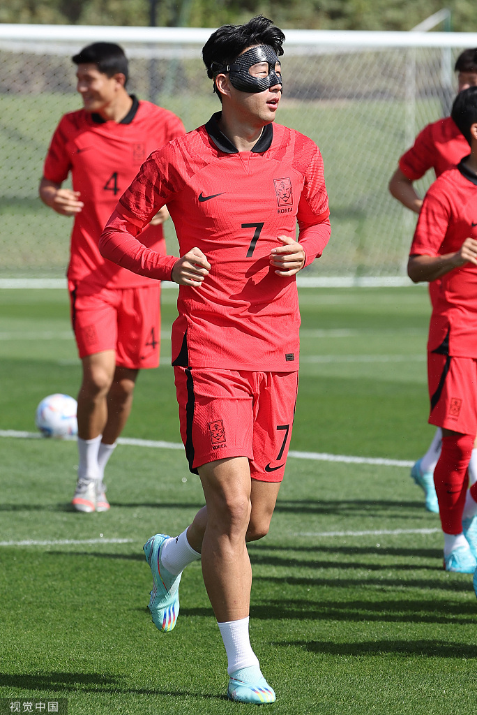 11月16日，孙兴慜戴黑色护具参加世界杯训练。